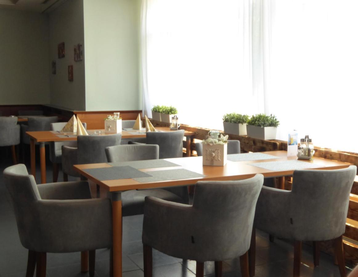 Atrium Gaestezimmer Und Restaurant - Hohenau An Der March エクステリア 写真